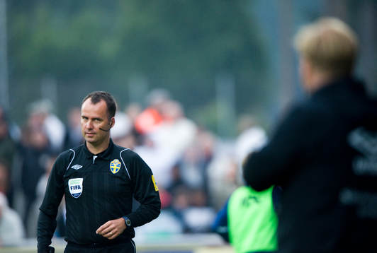 Peter Martinsson, assisterande domare, och till höger