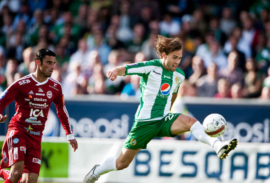 Simon Helg, Hammarby kastar sig fram och tar ned bollen