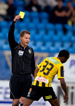 Martin Strömbergsson, domare ger en varning till Rene