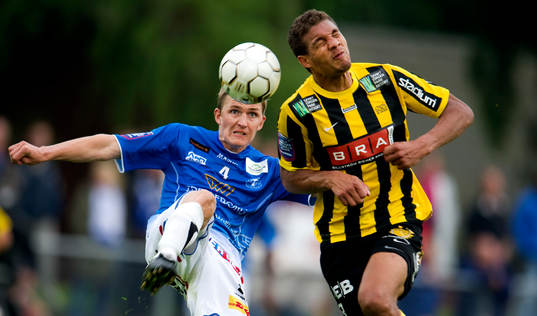 Peter Abelsson, Trelleborg, försöker rensa men Mathias