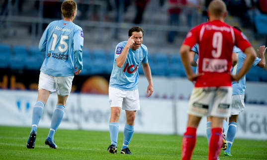 Daniel Andersson, Malmö FF pekar på sitt huvud