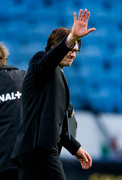 Rikard Norling, tränare, vinkar åt publiken