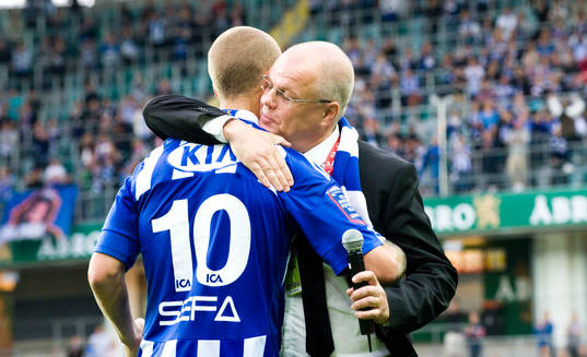Ragnar Sigurdsson avtackas av Kent Olsson, ordförande,