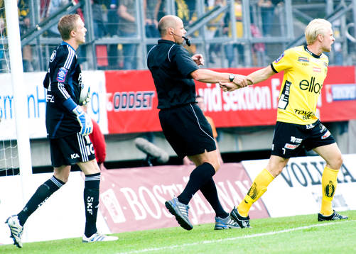 Domare Martin Hansson tar tag i Johan Larsson, Elfsborg