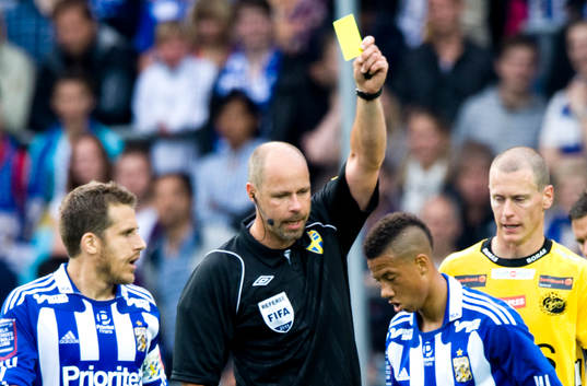Martin hansson, domare, delar ut gult kort varning. Tobias