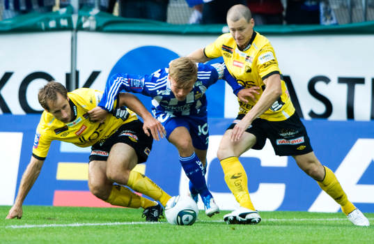 Nicklas Bärkroth, Göteborg, tas hårt av Johan Karlsson