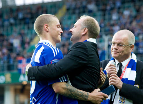 Ragnar Sigurdsson avtackas av Håkan Mild och Kent Olsson,