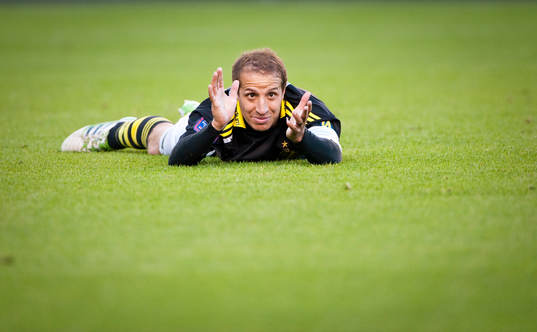 Kenny Pavey, AIK applåderar liggandes