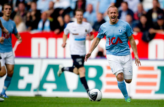 Daniel Larsson, Malmö FF, kommer lös men blir avblåst