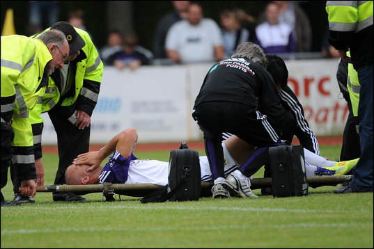 Guillermo Molins, Anderlecht, bärs ut på bår, skada,