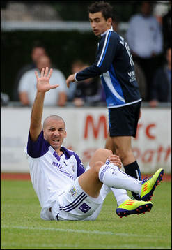 Guillermo Molins, Anderlecht, ropar på hjälp, skada,