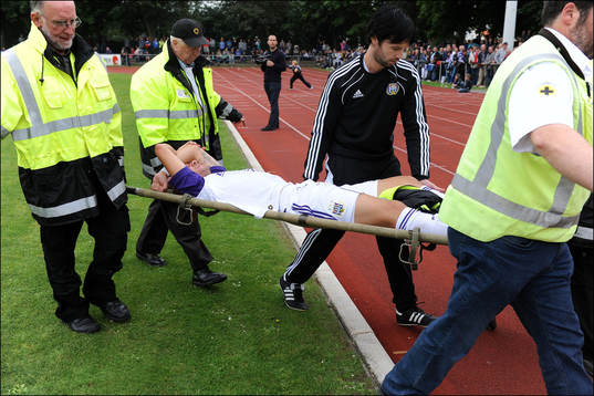 Guillermo Molins, Anderlecht, bärs ut på bår, skada,