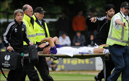 Guillermo Molins, Anderlecht, bärs ut på bår, skada,