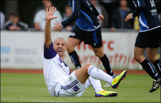 Guillermo Molins, Anderlecht, ropar på hjälp, skada,