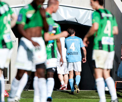 Daniel Andersson, Malmö FF, drar ner Wanderson do Carmo,