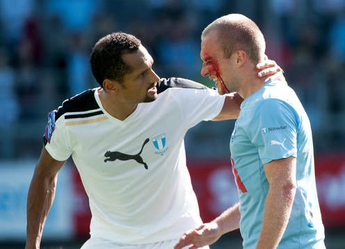 Daniel Larsson, Malmö FF, får en spark i ansiktet och