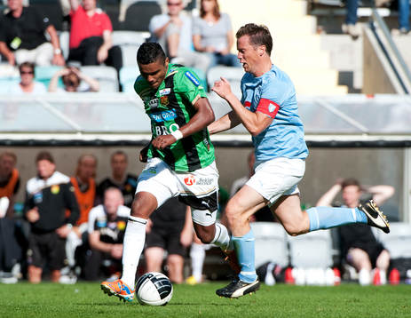 Daniel Andersson, Malmö FF, drar ner Wanderson do Carmo,