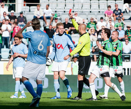 Daniel Andersson, Malmö FF, drar ner Wanderson do Carmo,