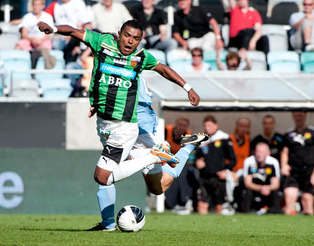 Daniel Andersson, Malmö FF, drar ner Wanderson do Carmo,