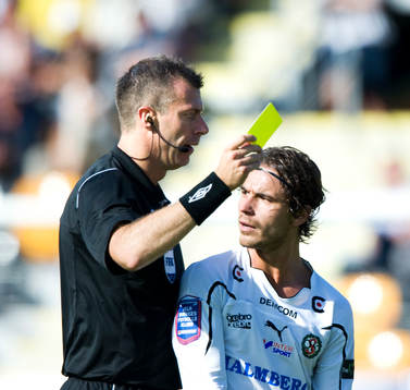 Nordin Gerzic, Örebro, får syna Daniel Stålhammar,