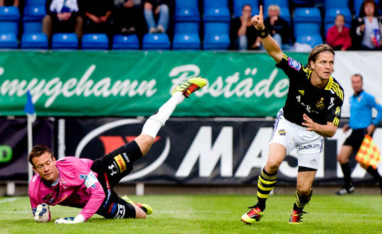 Viktor Noring, målvakt, Trelleborg ser bollen gå i mål,