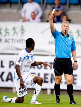 Tobias Mattsson, domare, ger gult kort till Ibrahim Koroma,