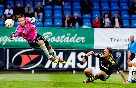 Viktor Noring, målvakt, Trelleborg ser bollen gå i mål,