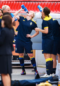 Lisa Dahlkvist, dricker vatten