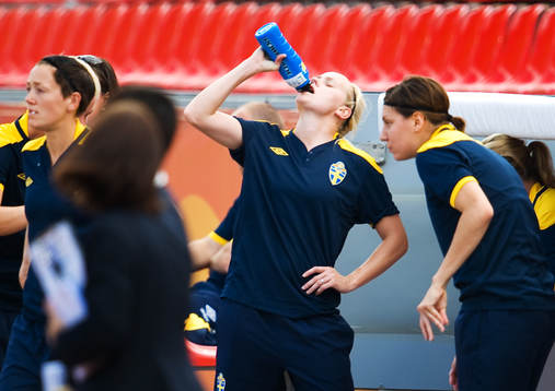 Lisa Dahlkvist, dricker vatten