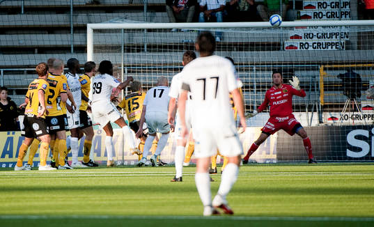 Syrianska har ett farligt avslut i slutet på matchen,