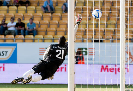 Lasse Nilsson, Elfsborg, gör 1-0, bakom Dwayne Miller,