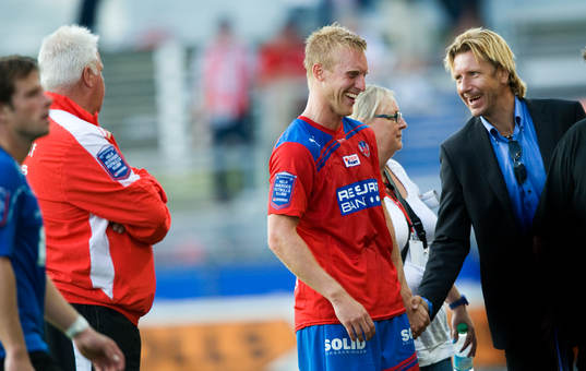 2-målsskytten Peter Larsson, Helsingborg, grattas av