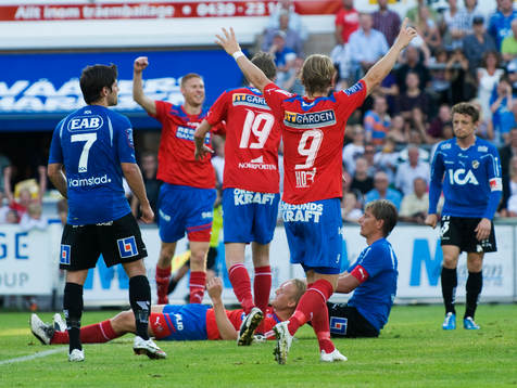 0-2, Peter Larsson, sittande, 2-målsskytt. Jubel