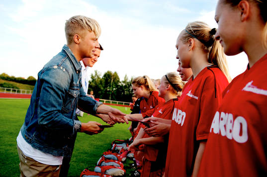 Artisten Ola Svensson delar ut pris