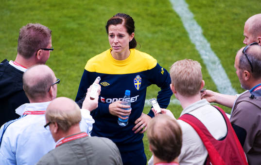 Lotta Schelin, uppvaktas av hela preskåren