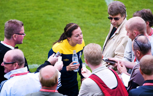 Lotta Schelin, uppvaktas av hela presskåren
