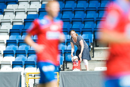 En ung supporter med mamma