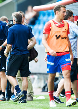 Roland Nilsson och Alexander Gerndt vänder ryggen åt