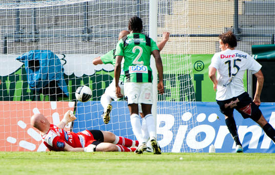 Mikael Dahlberg, Gefle, gör 0-2 bakom Henri Sillanpää,