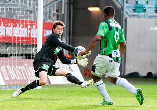Mattias Hugosson, målvakt Gefle, räddar ett friläge,