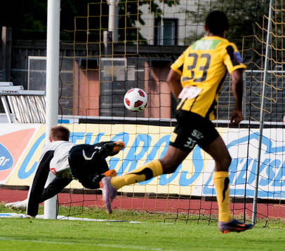 Rene Makondele, Häcken, gör 2-0 bakom Mattias Asper,