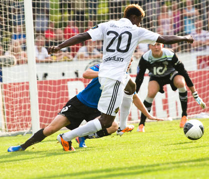 Mohamed Bangura, AIK och Karl-Johan Johnsson, målvakt,