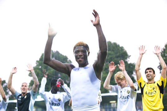 Målskytten Mohamed Bangura, AIK, leder styrkorna när man