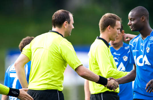 Jonas Eriksson, domare hälsar på Joe Sise, Halmstad