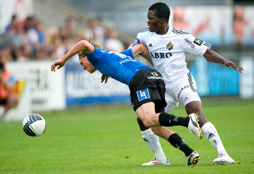 Christian Järdler, Halmstad, faller mot Ibrahim Bangura,