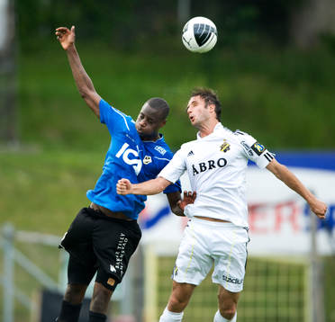 Joe Sise, Halmstad och Helgi Danielsson, AIK. Nick,