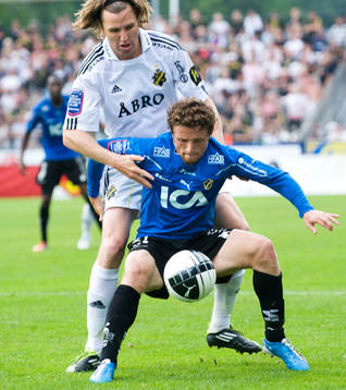 Nils-Eric Johansson, AIK, trycker till Kujtim Bala, Halmstad