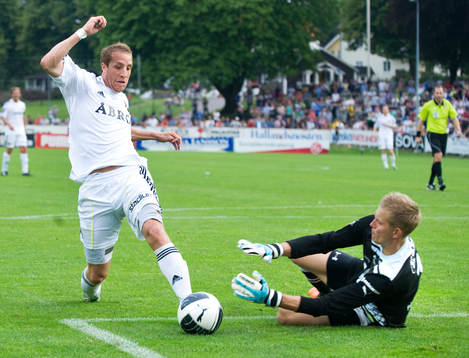 Här vill AIK och Kenny Pavey ha straff när Karl-Johan
