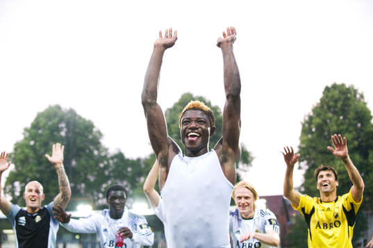 Målskytten Mohamed Bangura, AIK, leder styrkorna när man