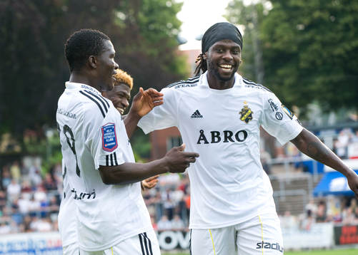 Mohamed Bangura, AIK har gjort 1-1 och dansar med Ibrahim